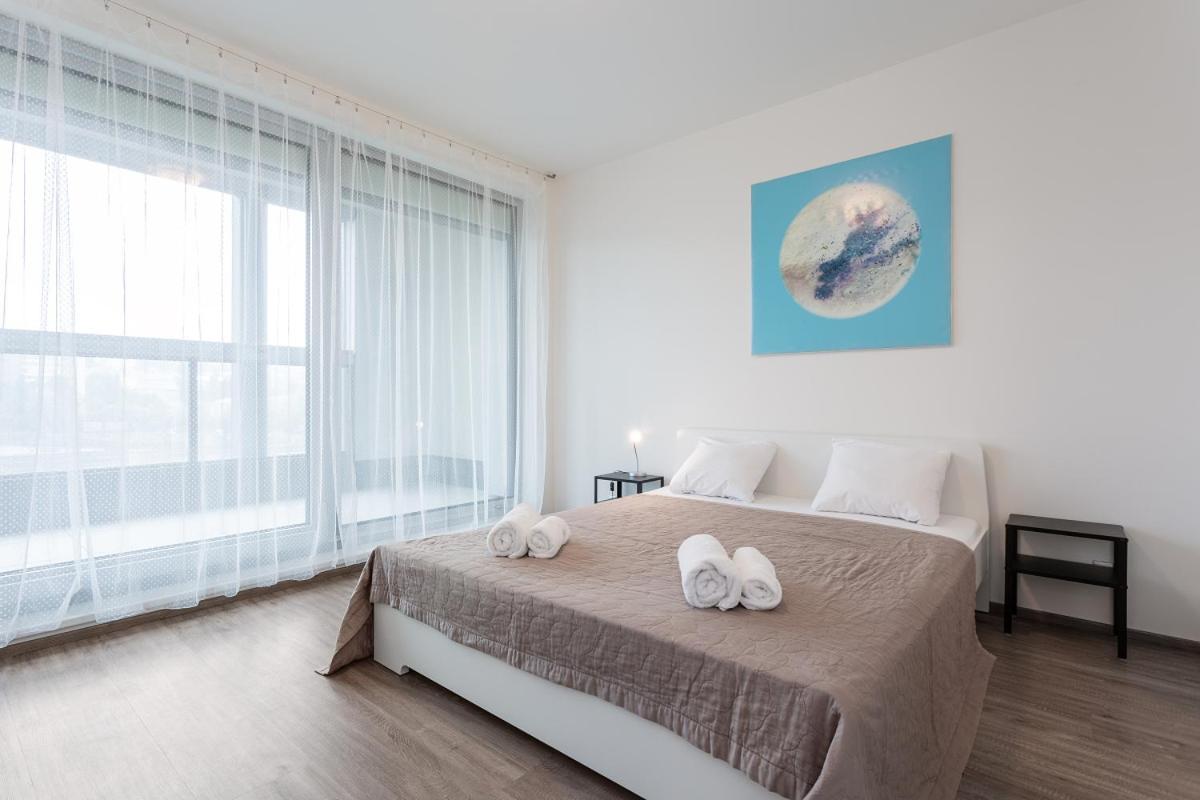 Yellow Apartment With Parking Praga Exterior foto