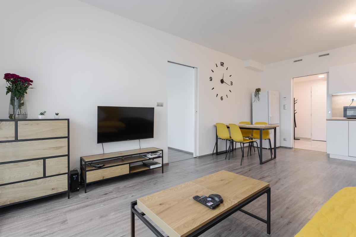 Yellow Apartment With Parking Praga Exterior foto