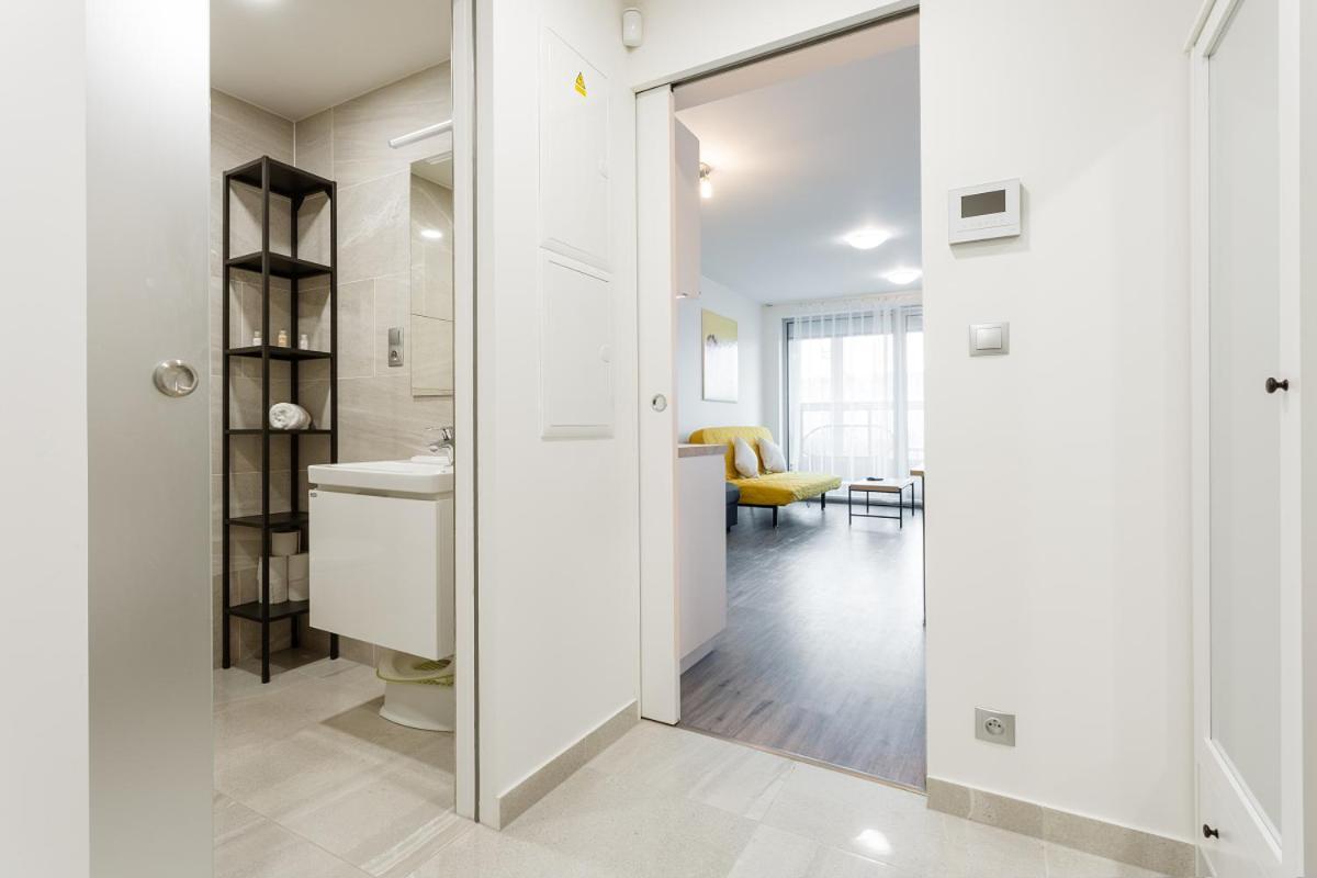 Yellow Apartment With Parking Praga Exterior foto